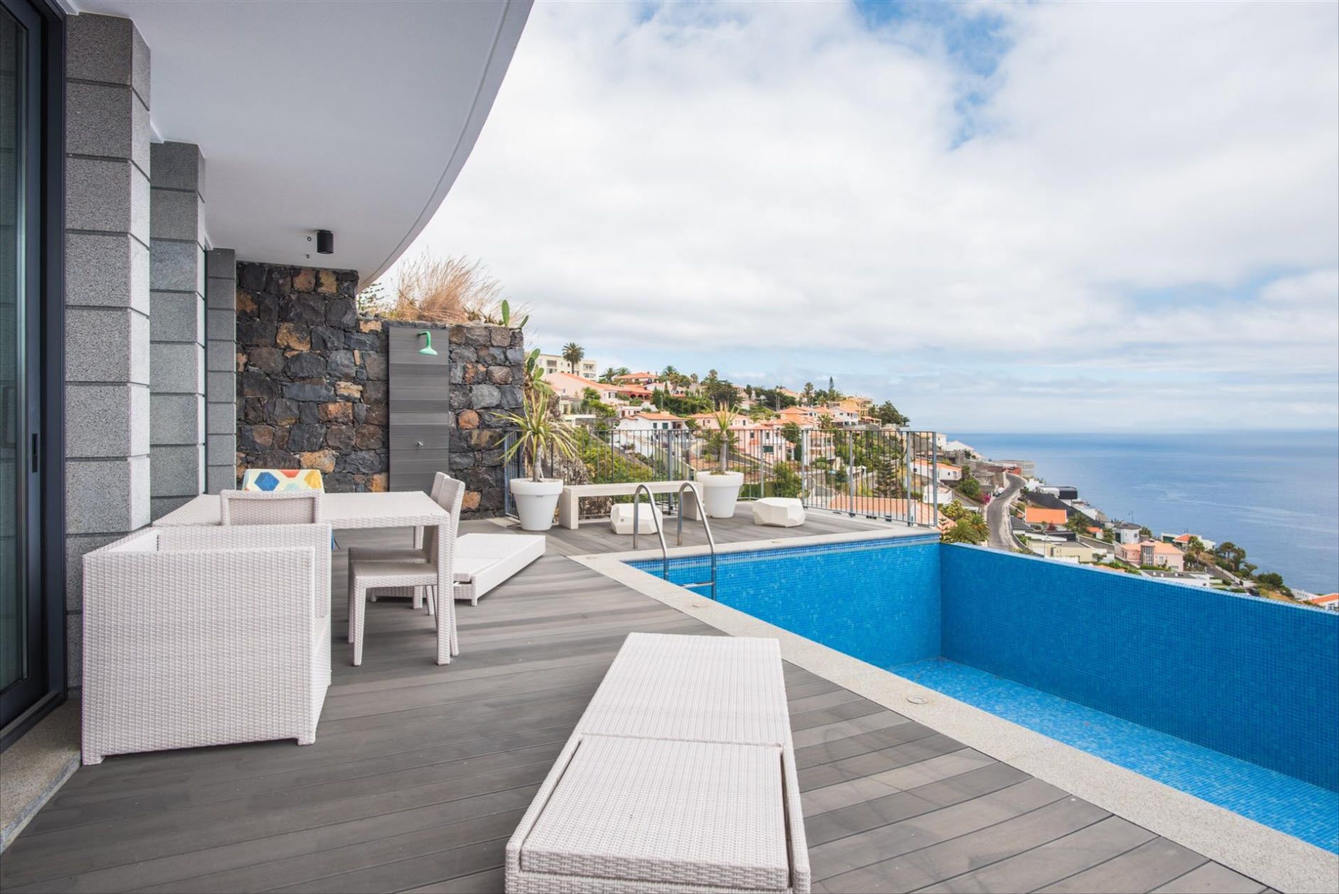 M763 Poolterrasse