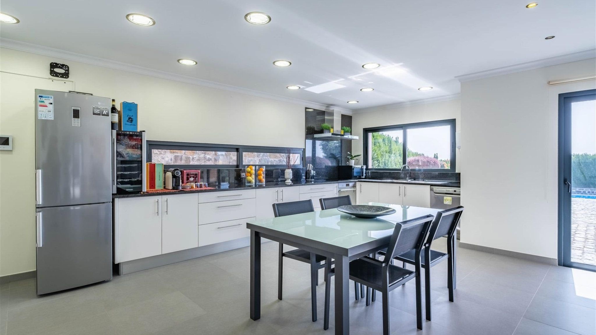 655 Dining and kitchen