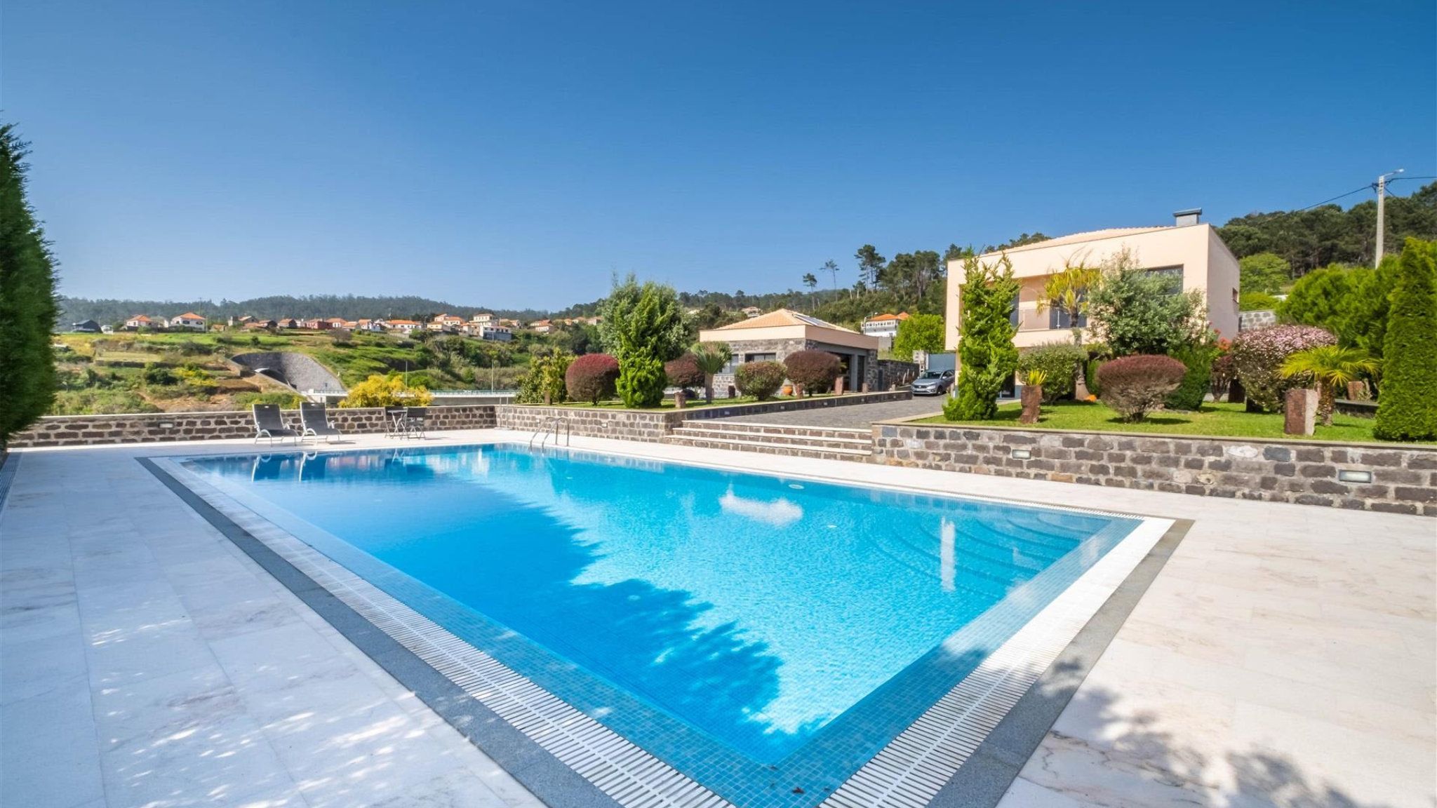 M655 House with pool and garden