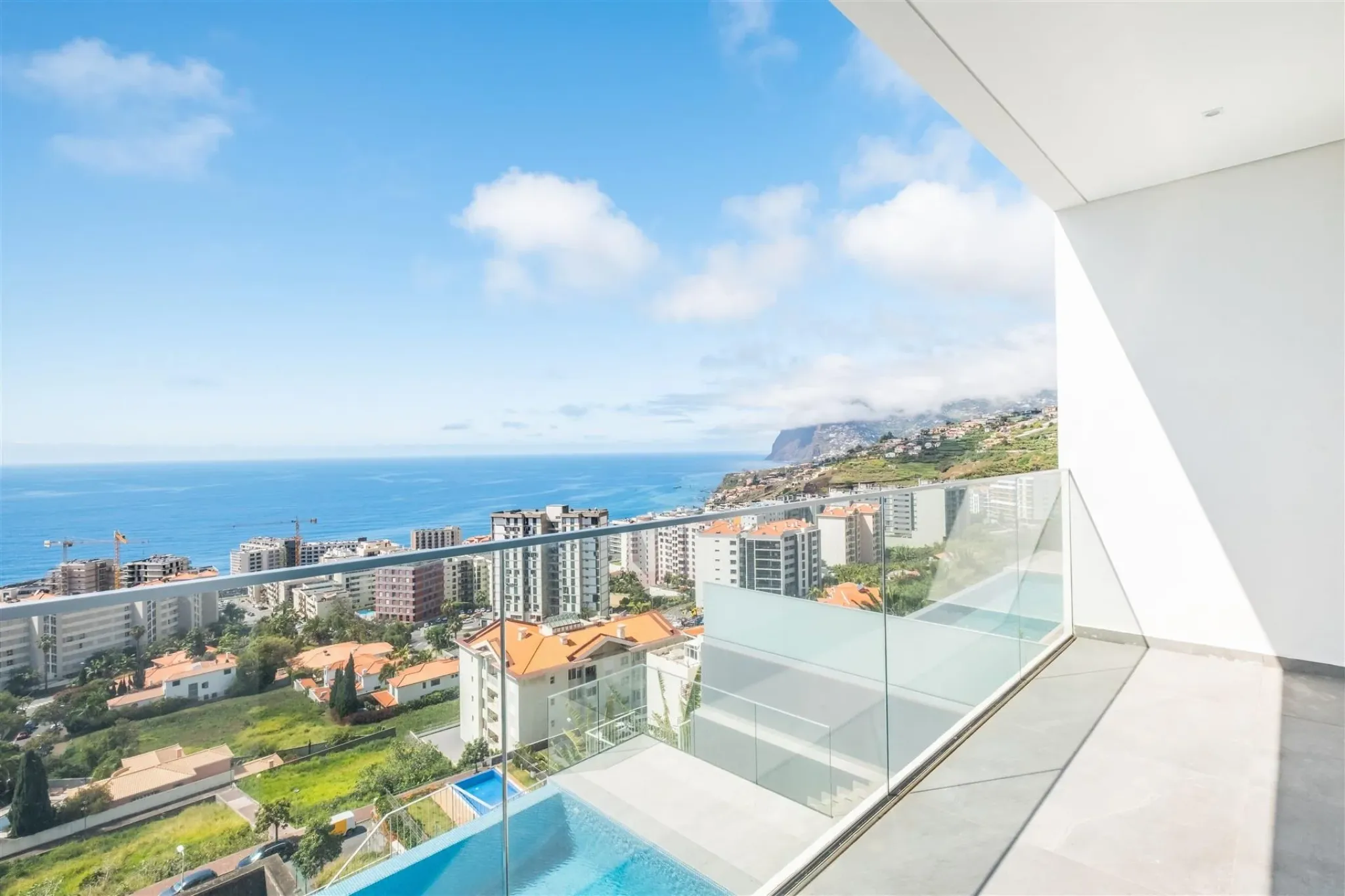 M809 Poolterrasse