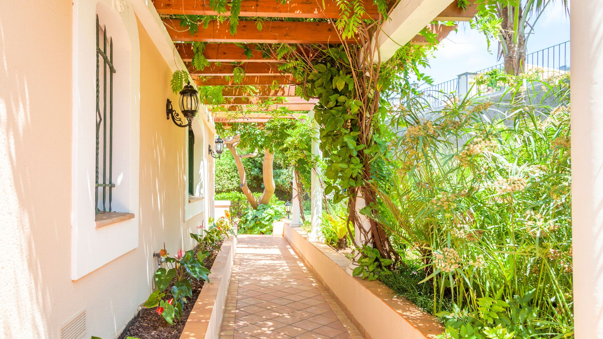 M511 Gang um das Haus