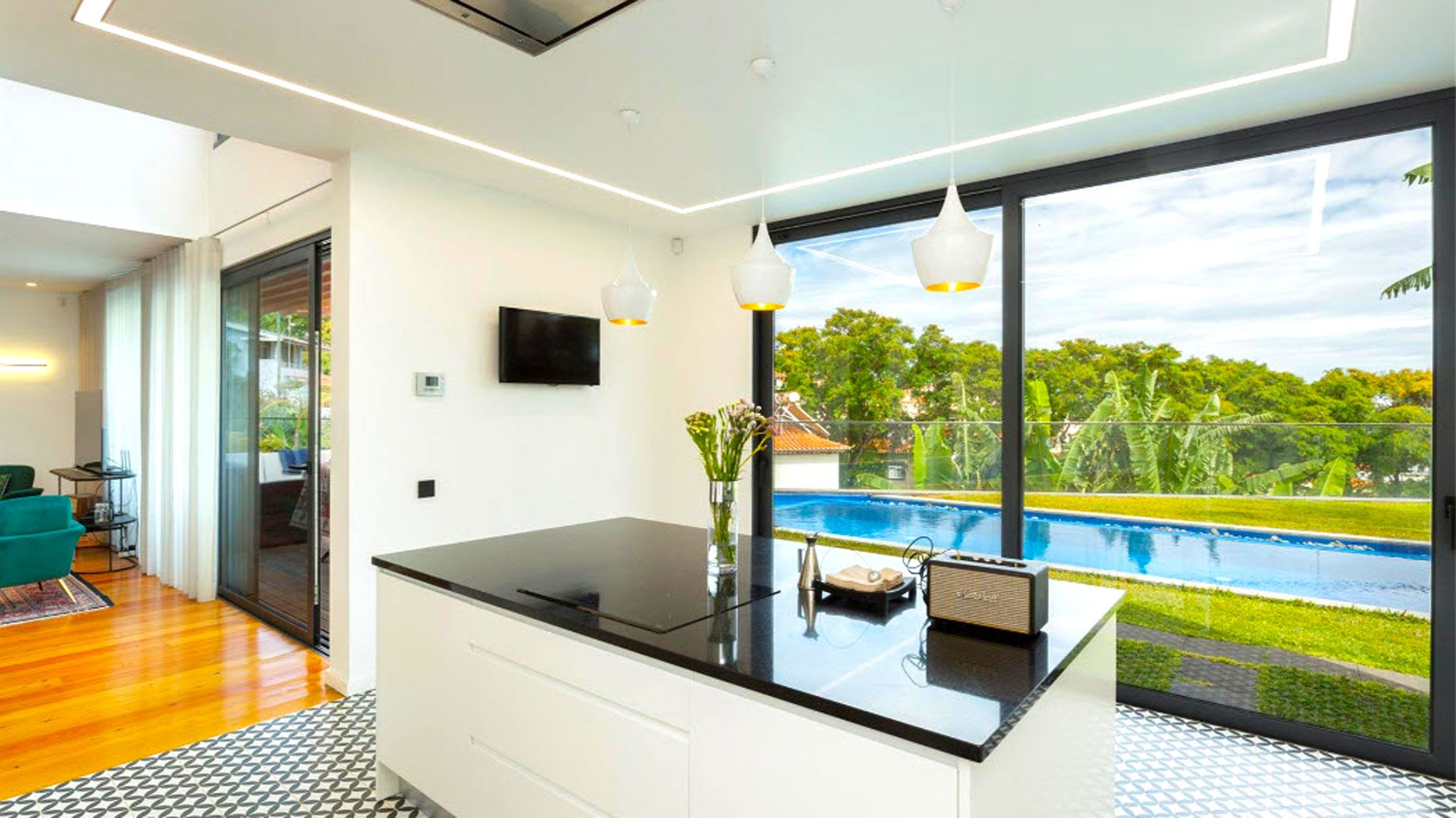 M546 Kitchen with view into the garden