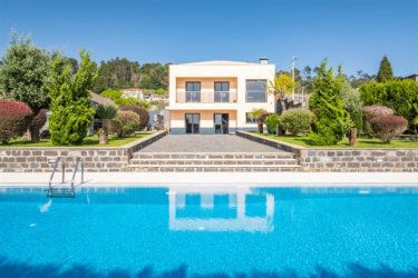M655 House with pool and garden