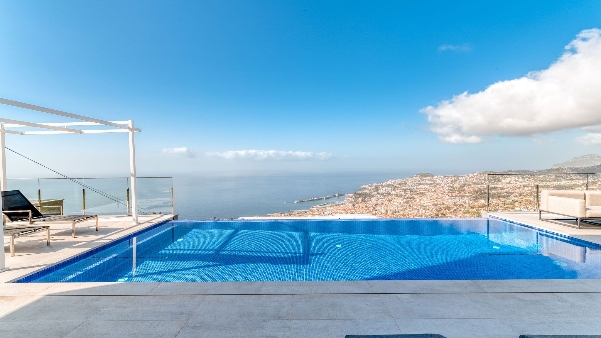 M543 Blick über den Infinity-Pool