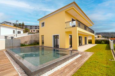 M557 House with pool and garden