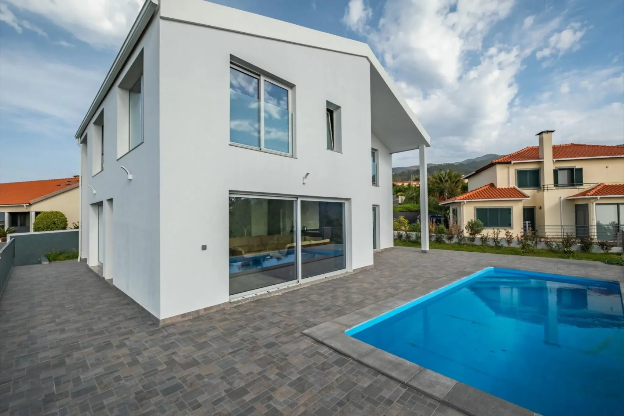 M805 Poolterrasse