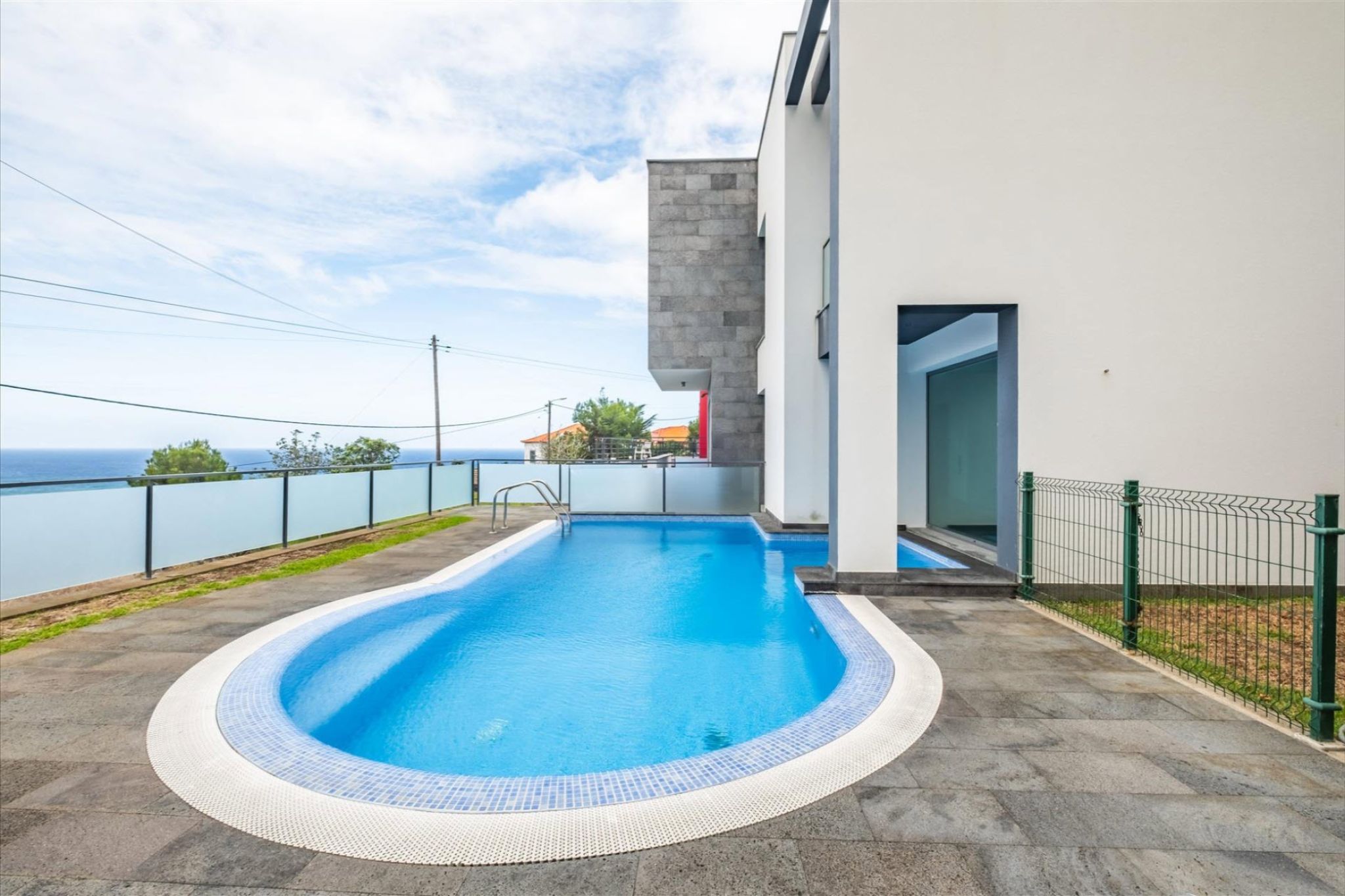 M768 Poolterrasse